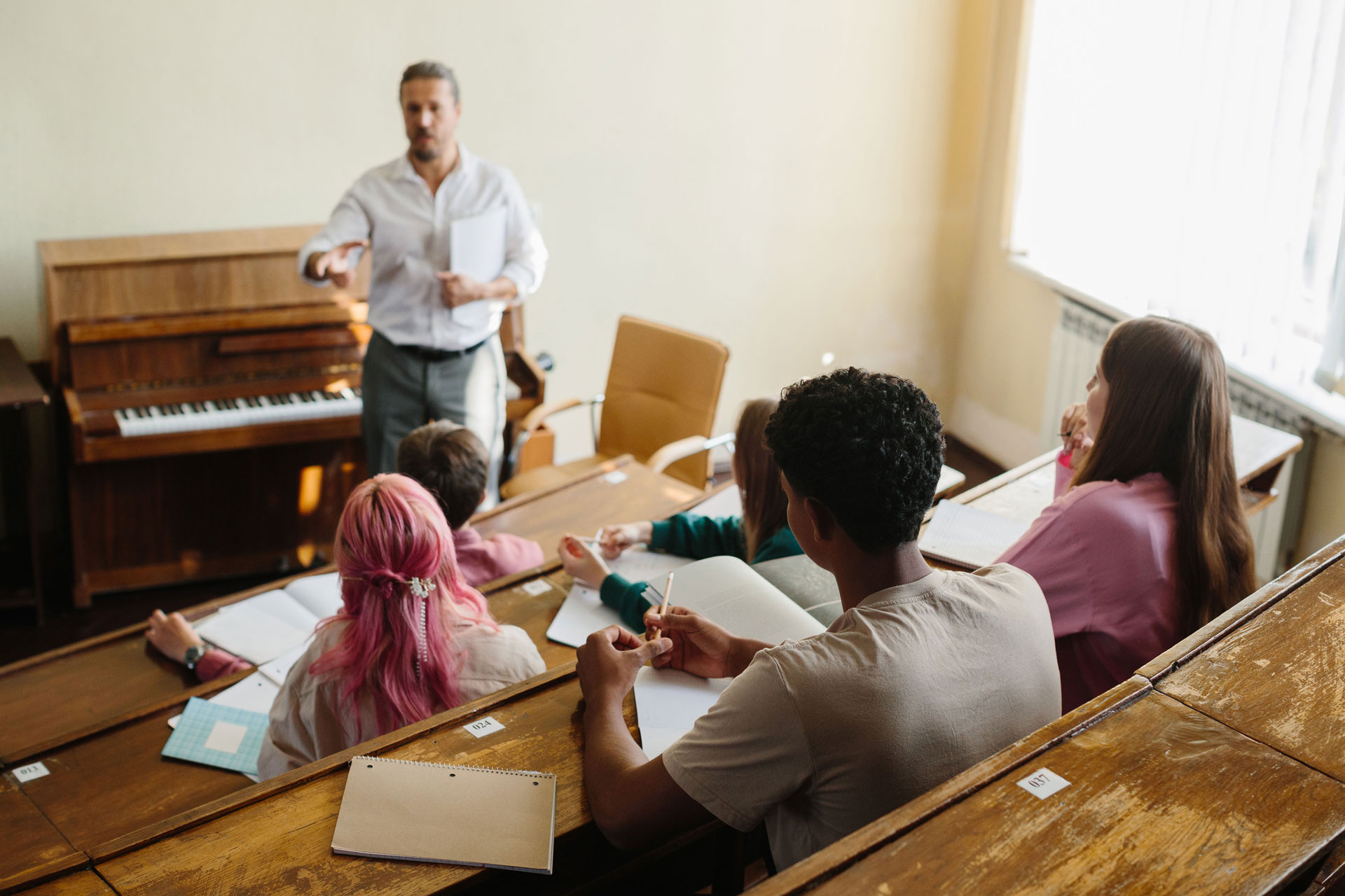 Ilustração lateral esquerda