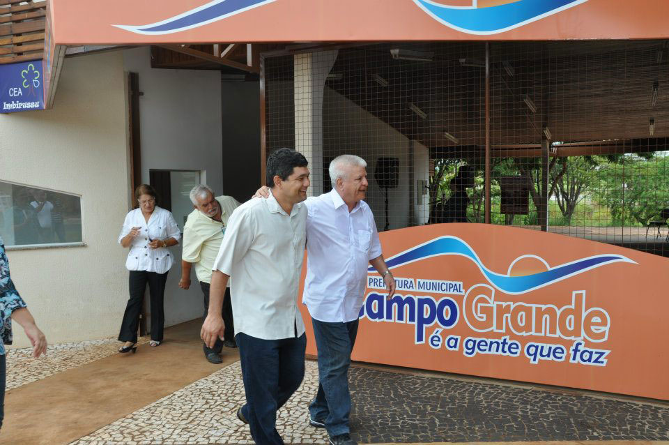 Ilustração lateral esquerda